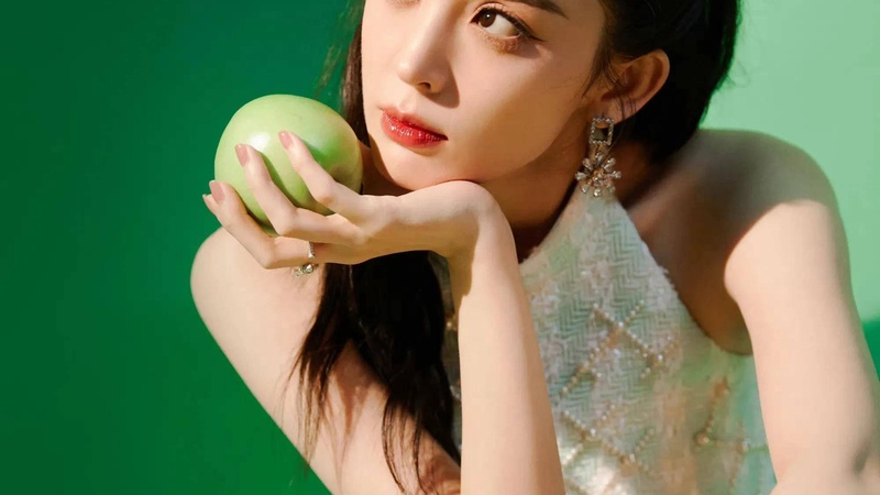 娜扎粉红代言花絮曝光梦幻造型诠释甜美高级美学